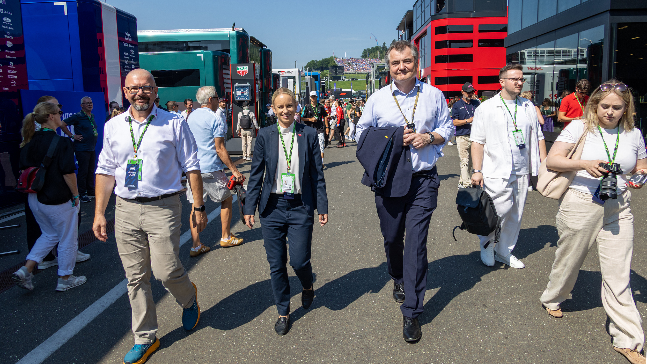 Die österreichische Staatssekretärin Michaela Schmidt am Formel 1 Grid beim Großen Preis von Österreich mit dem ÖAMTC Präsidenten Markus Ludvik.