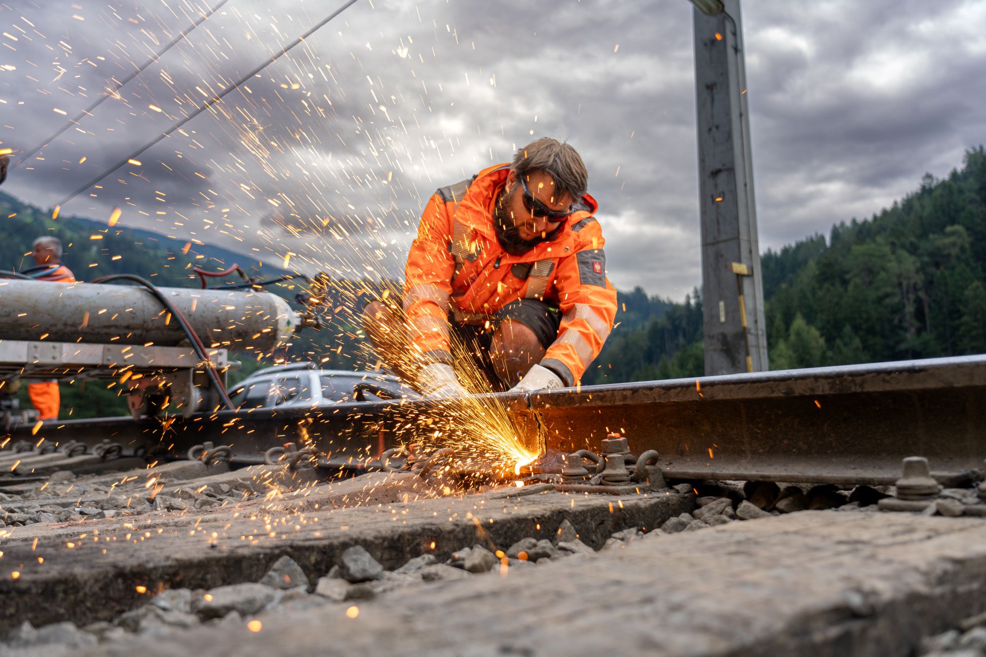 Bauarbeiter der Schweißarbeiten auf Gleise durchführt
