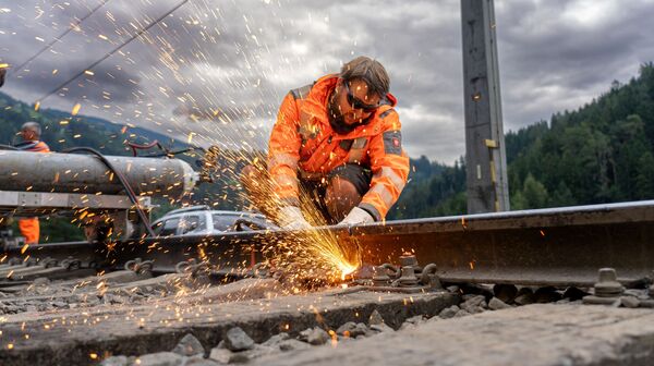 Bauarbeiter der Schweißarbeiten auf Gleise durchführt