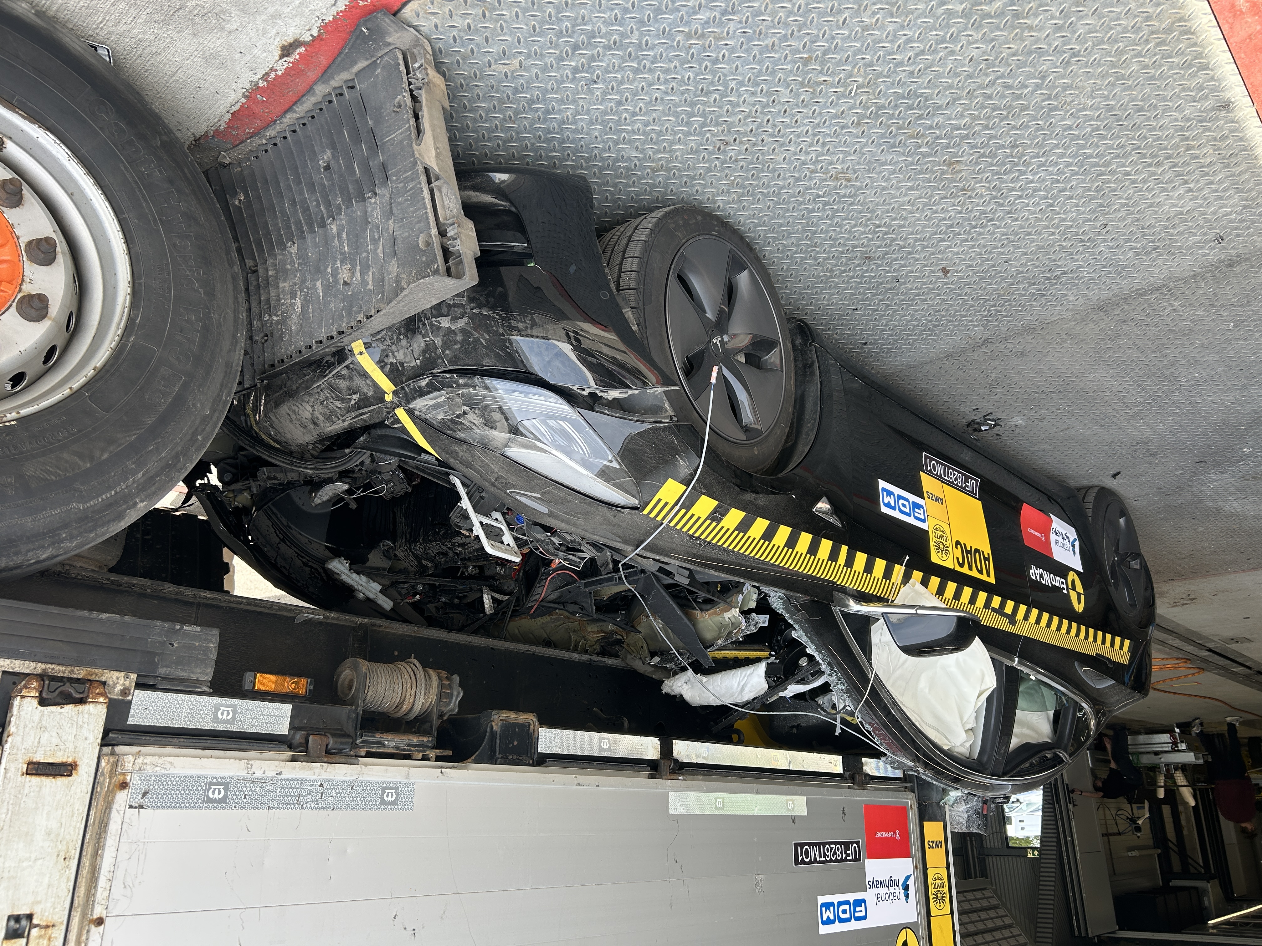 Ein PKW wird unter einem LKW eingeklemmt