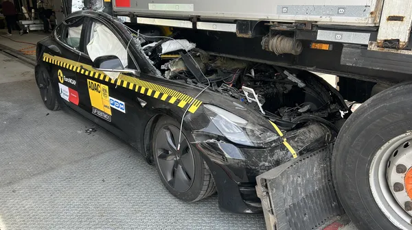 Ein PKW wird unter einem LKW eingeklemmt