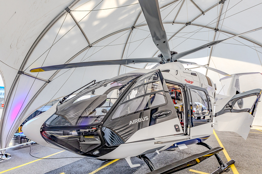 Auf dem Bild sieht man einen weißen Hubschrauber. Das neueste Modell von Airbus Helicopters, die H140