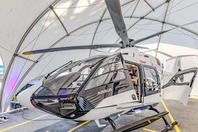 Auf dem Bild sieht man einen weißen Hubschrauber. Das neueste Modell von Airbus Helicopters, die H140