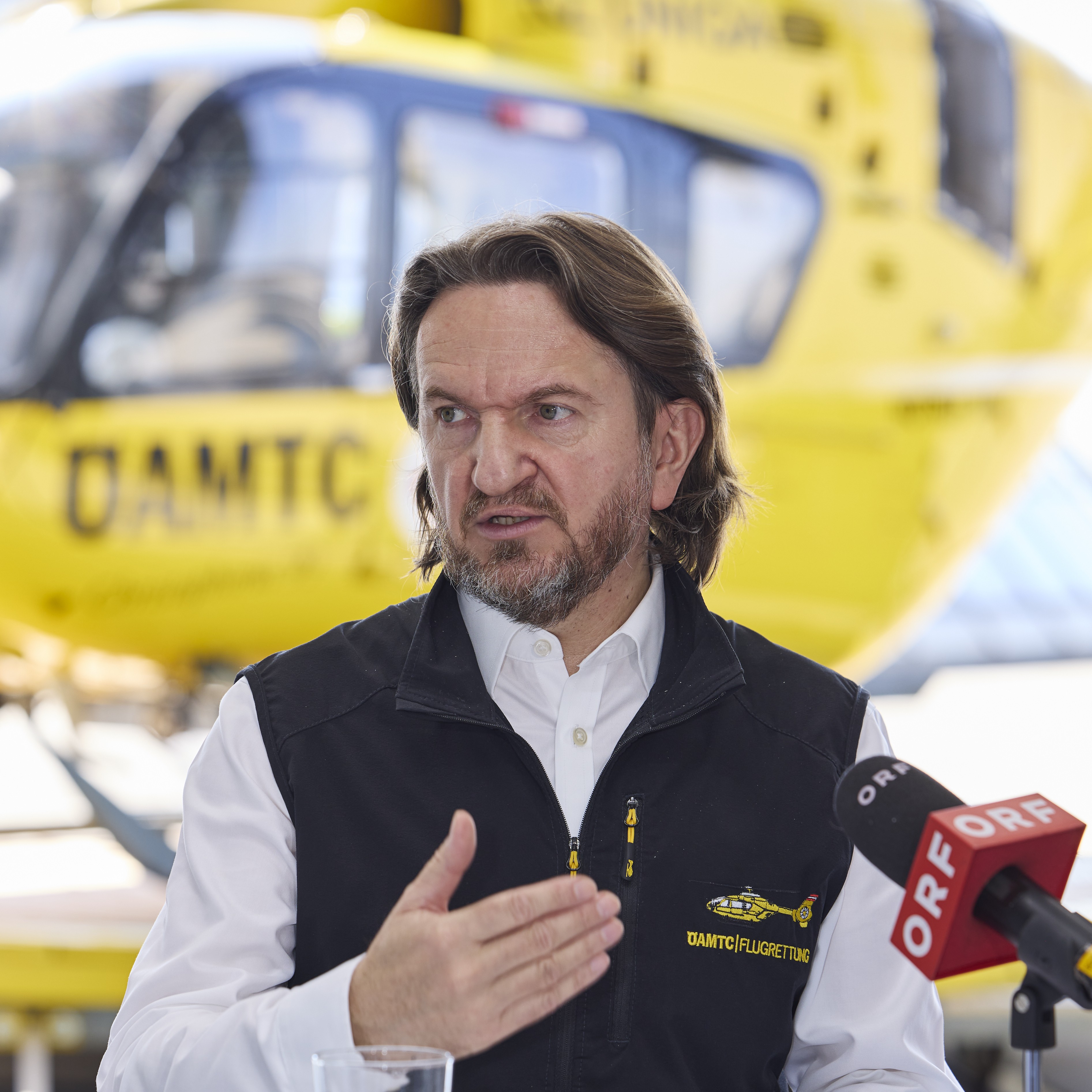 auf dem Bild sieht man den Geschäftsführer der ÖAMTC-Flugrettung, Marco Trefanitz