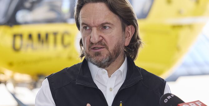auf dem Bild sieht man den Geschäftsführer der ÖAMTC-Flugrettung, Marco Trefanitz