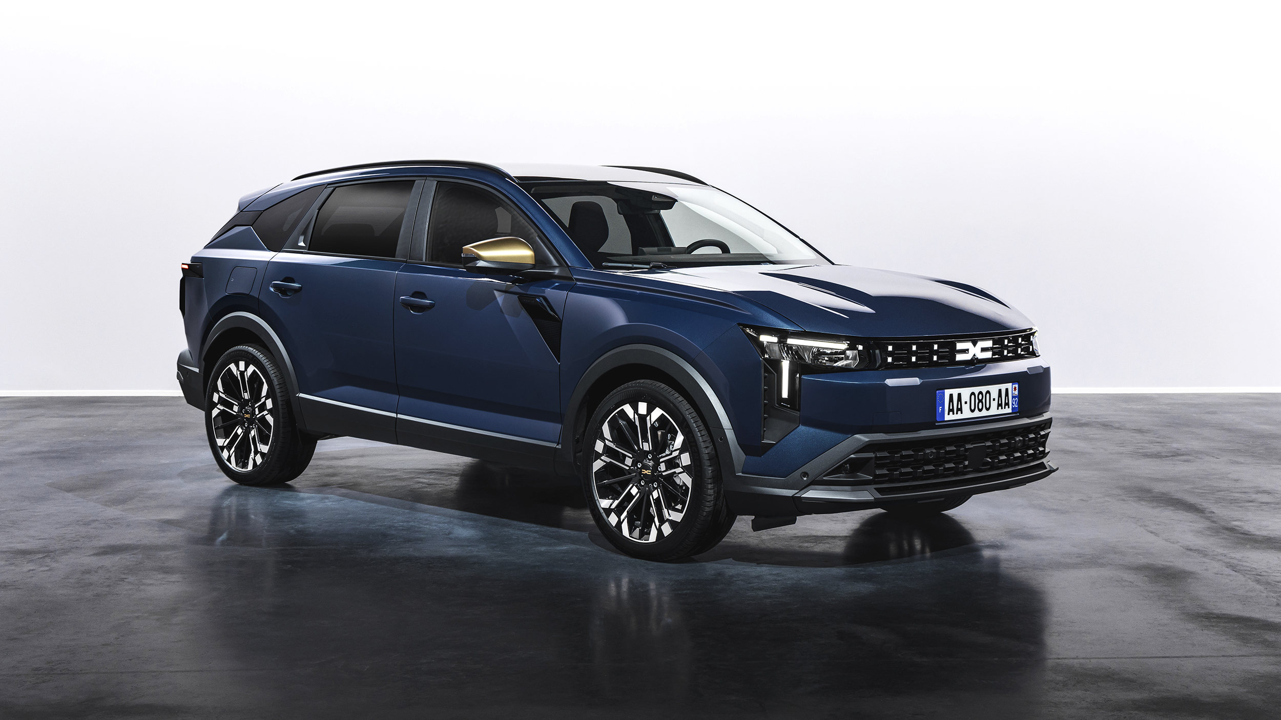 Front eines blauen Dacia Striker, der in einem Studio steht.