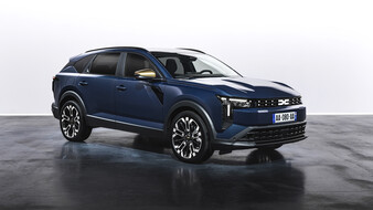 Front eines blauen Dacia Striker, der in einem Studio steht.
