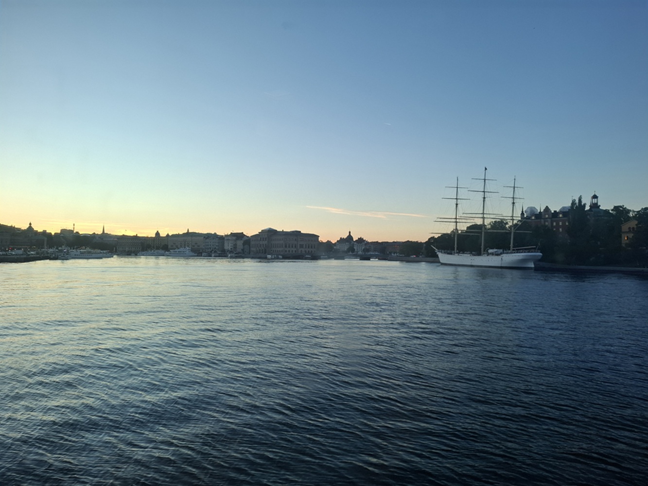 Auf dem Foto ist das Meer in zu sehen. Im Hintergrund sieht man Stockholm.