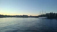 Auf dem Foto ist das Meer in zu sehen. Im Hintergrund sieht man Stockholm.