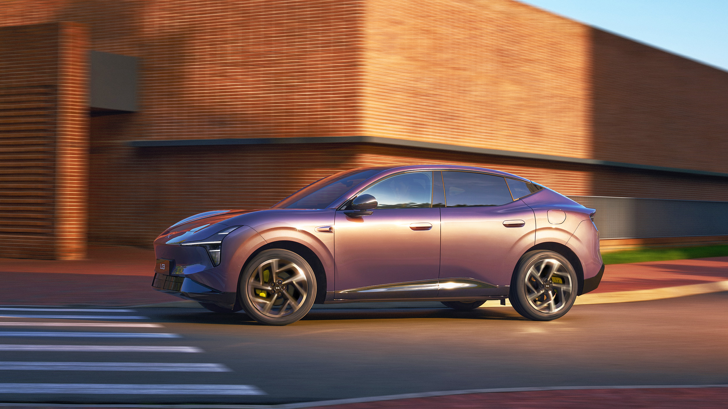 Das chinesische Elektro-Auto L03 fährt von rechts nach links