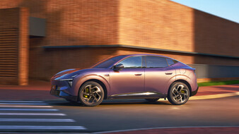 Das chinesische Elektro-Auto L03 fährt von rechts nach links