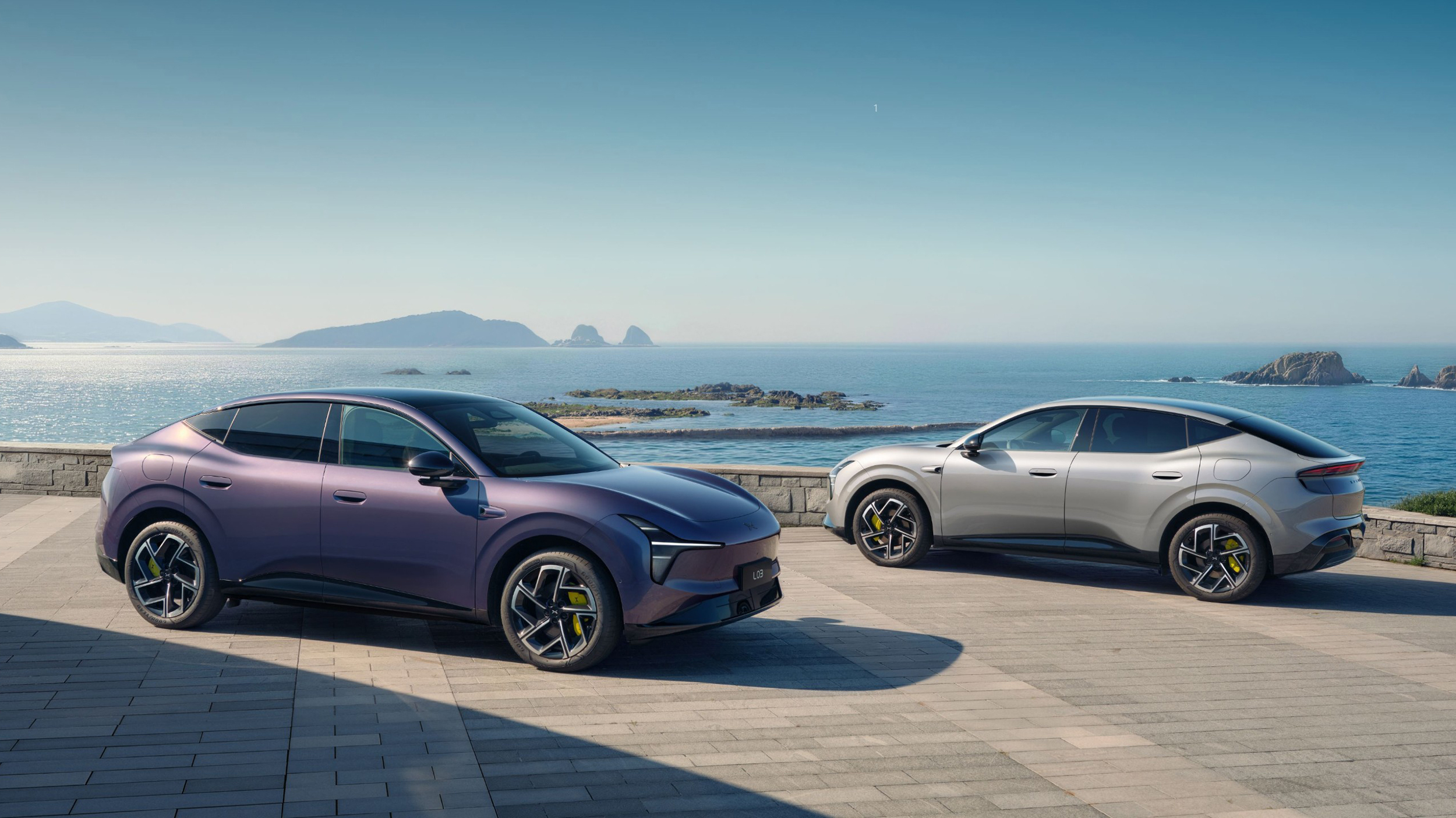Zwei Xpeng L03 stehen leicht versetzt hintereinander – einer von schräg vorne, einer von schräg hinten