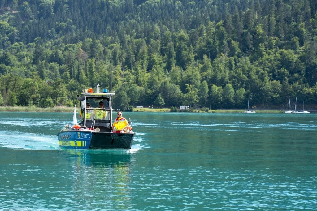 Auf dem Bild sieht man ein Boot der Wasserrettung auf einem See fahren