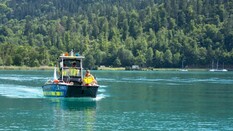 Auf dem Bild sieht man ein Boot der Wasserrettung auf einem See fahren