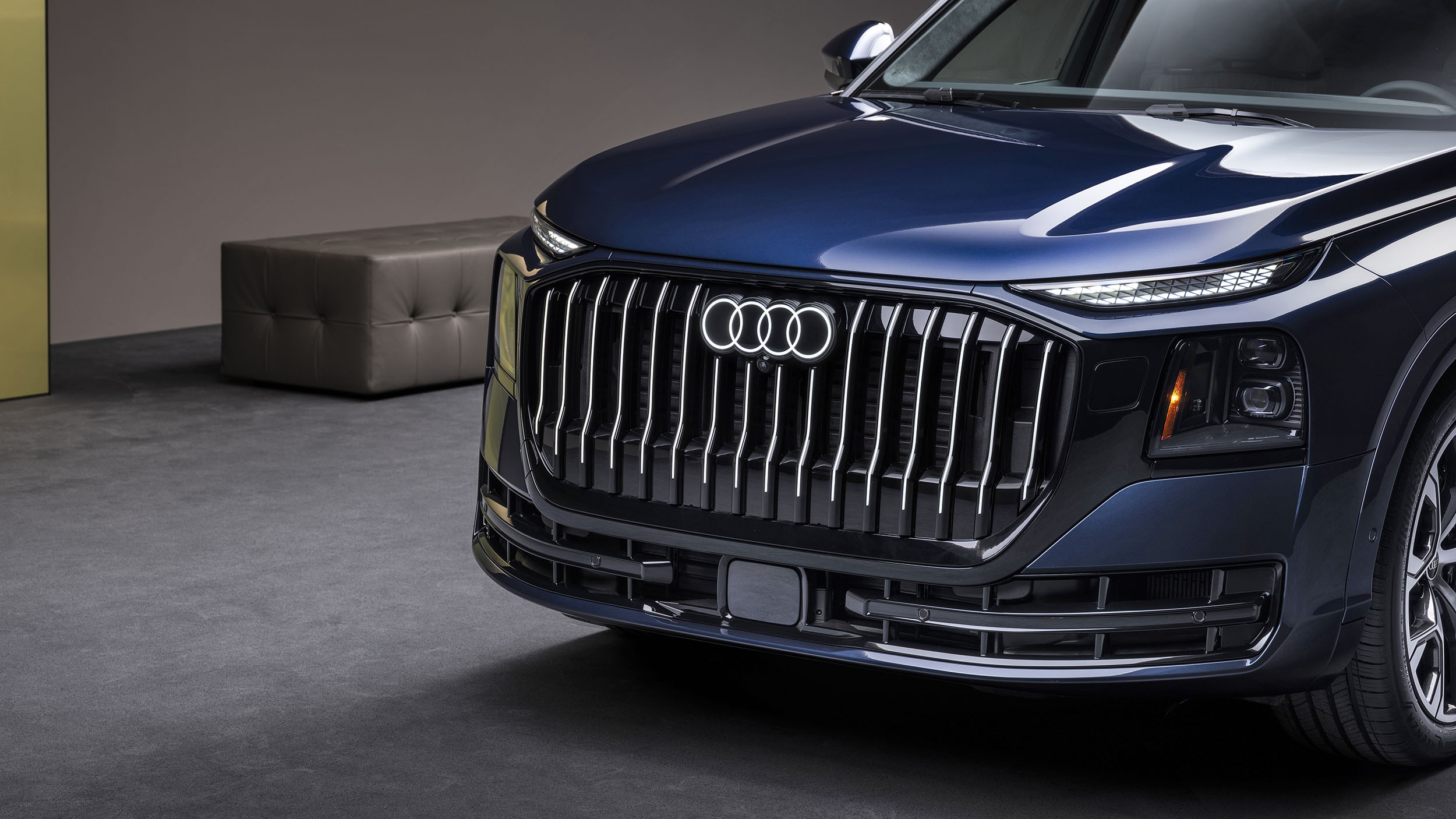 Kühlergrill eines blauen Audi Q9.