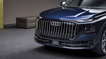 Kühlergrill eines blauen Audi Q9.