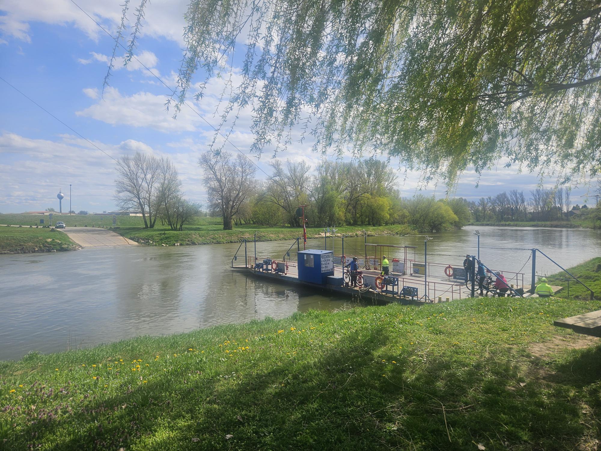 Fähre Angern bei der Überfahrt ans andere Ufer in der Slowakei.