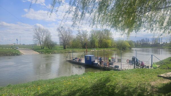 Fähre Angern bei der Überfahrt ans andere Ufer in der Slowakei.
