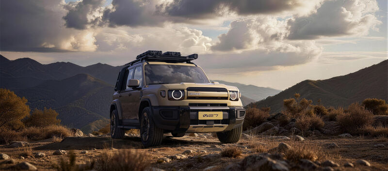 Ein Geländewagen mit Dachträger offroad.
