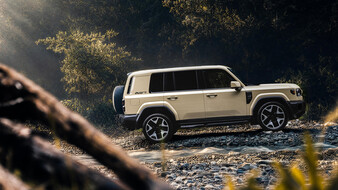 Ein Geländewagen seitlich offroad.