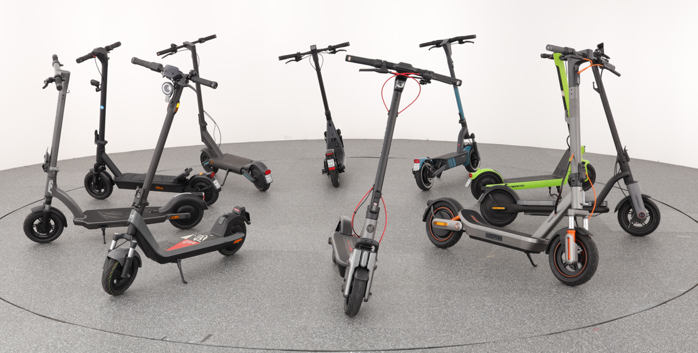 10 E-Scooter, die im Kreis aufgestellt wurden.