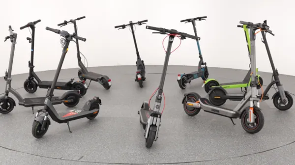 10 E-Scooter, die im Kreis aufgestellt wurden.