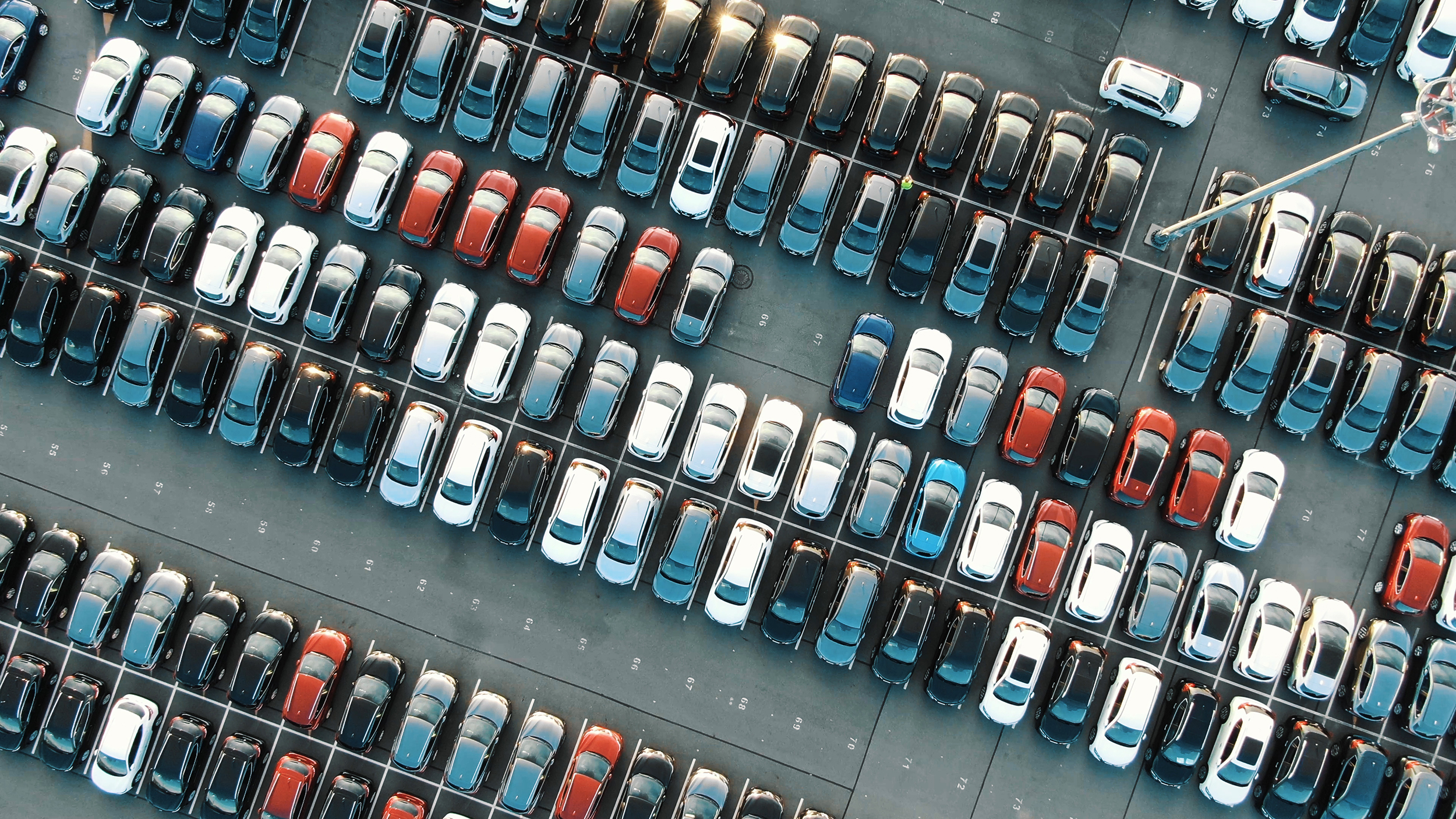 Viele Autos auf einem Parkplatz aus der Vogelperspektive