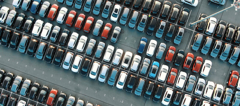 Viele Autos auf einem Parkplatz aus der Vogelperspektive