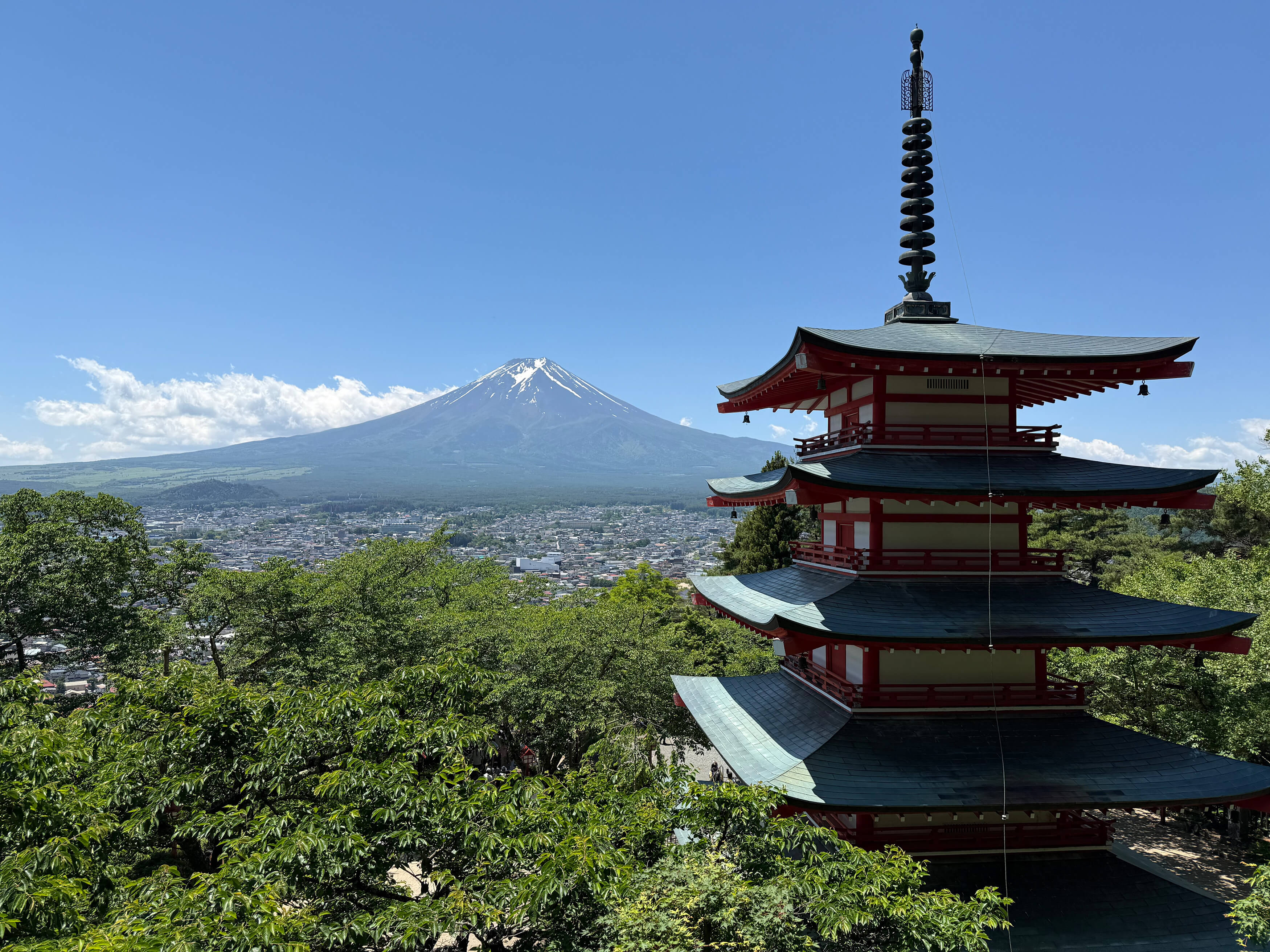 Das Foto zeigt rechts einen japanischen Tempel und im Hintergrund den moutn Fuji