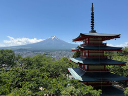 Das Foto zeigt rechts einen japanischen Tempel und im Hintergrund den moutn Fuji