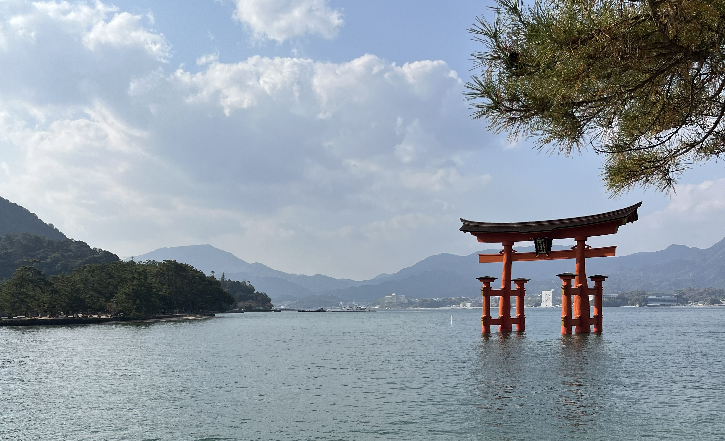 Das Foto zeigt einen japanischen Schrein im Wasser