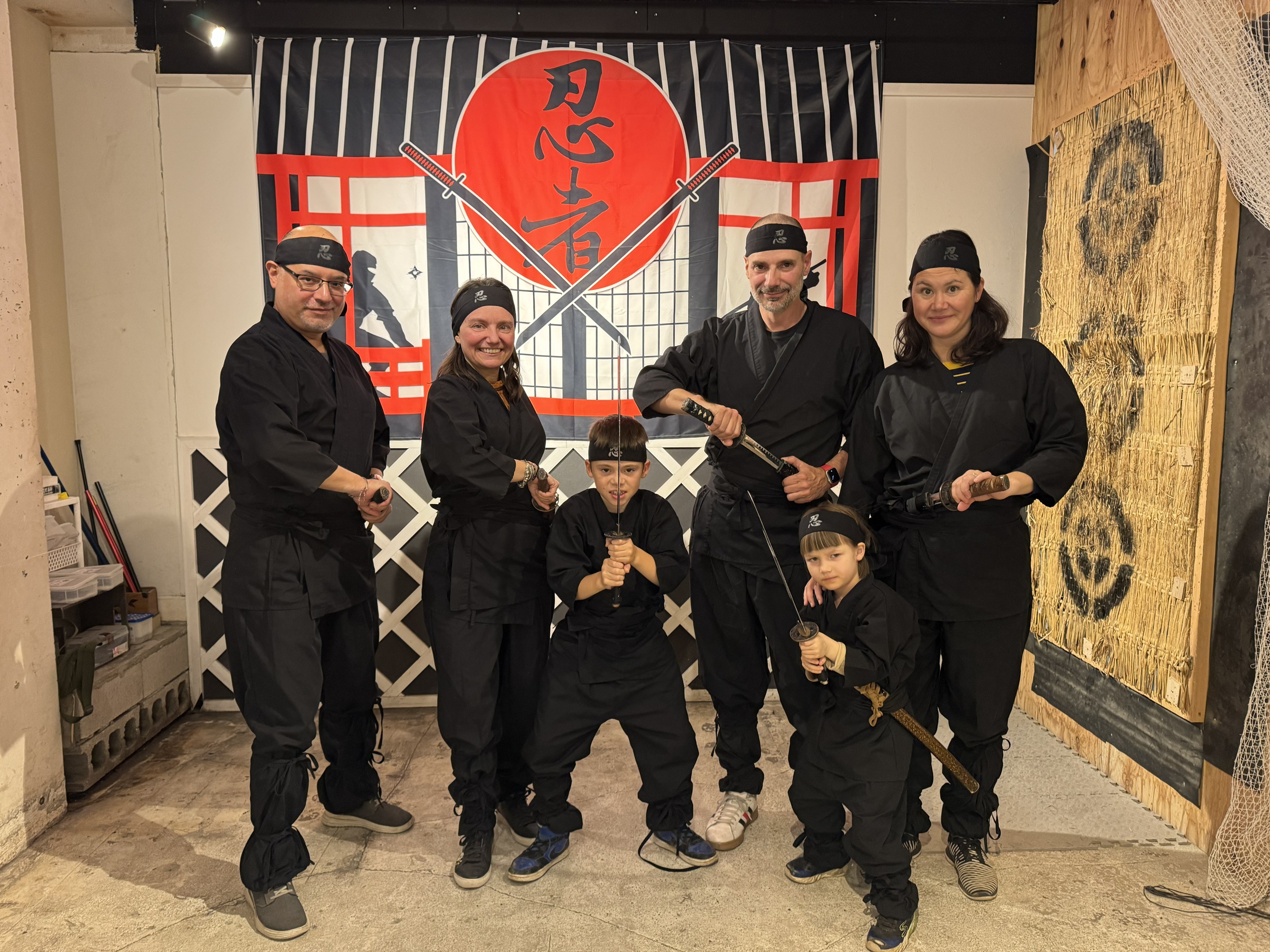 Das Foto zeigt eine Gruppe, die ausschauen wie Ninja.