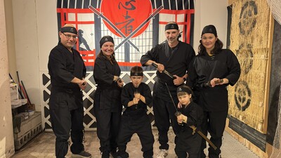 Das Foto zeigt eine Gruppe, die ausschauen wie Ninja.