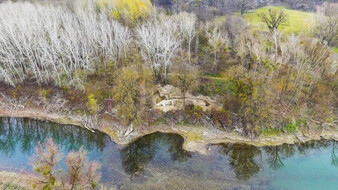 Luftaufnahme der Ausgrabung des Brückenkastells an der Donau in Stopfenreuth.