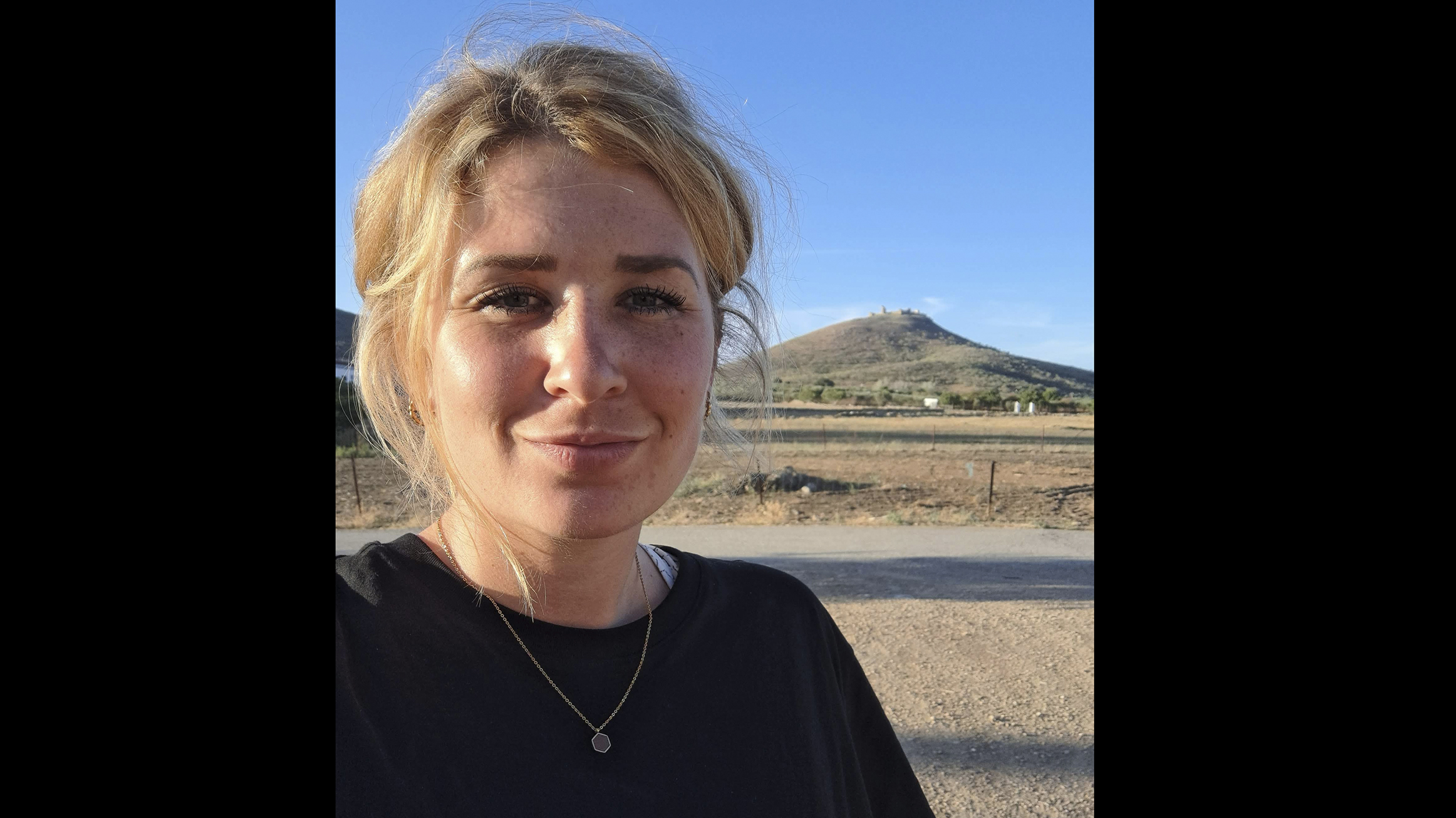 Portrait blonde Frau mit zusammengebundenen Haaren. Archäozoologin Nisa Kirchengast.