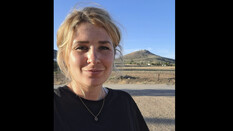 Portrait blonde Frau mit zusammengebundenen Haaren. Archäozoologin Nisa Kirchengast.