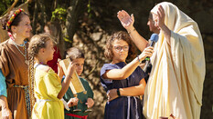 Kinder und Erwachsene spielen in altrömischen Gewand in Carnuntum.