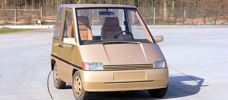 Ein zweisitziger kastenförmiger Kleinstwagen mit dem Mercedes-Stern am Grill.