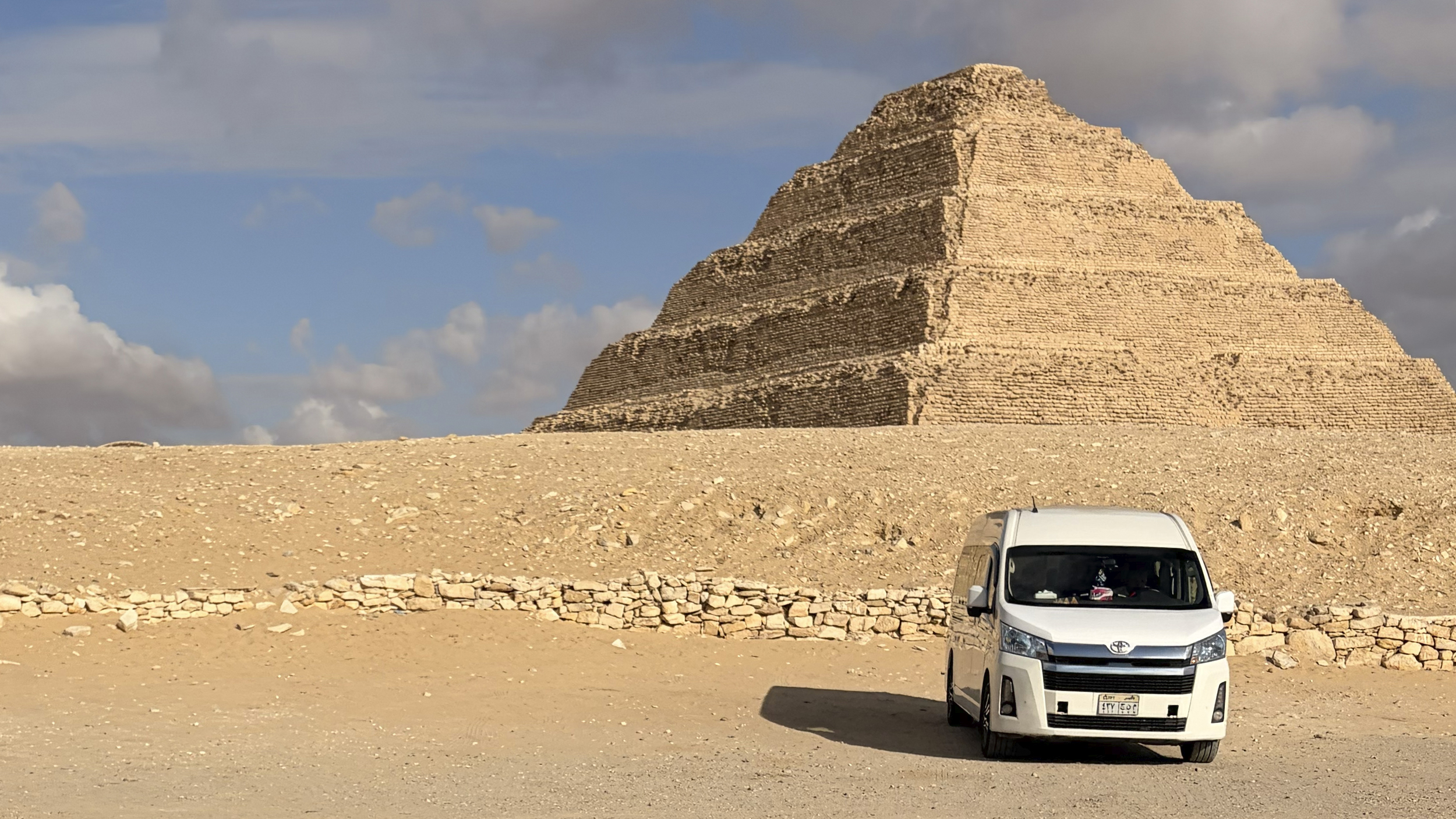 Van vor der Pyramide