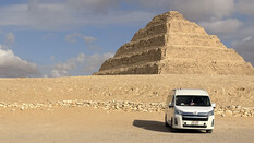 Van vor der Pyramide