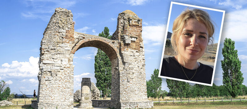 Heidentor in Carnuntum. Zusätzlich im Bild ein Portrait einer Frau: Archäozoologin Nisa Kirchengast.