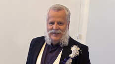 Joachim Moser mit aufgeklebtem Backenbart und Frack für die Fledermaus.