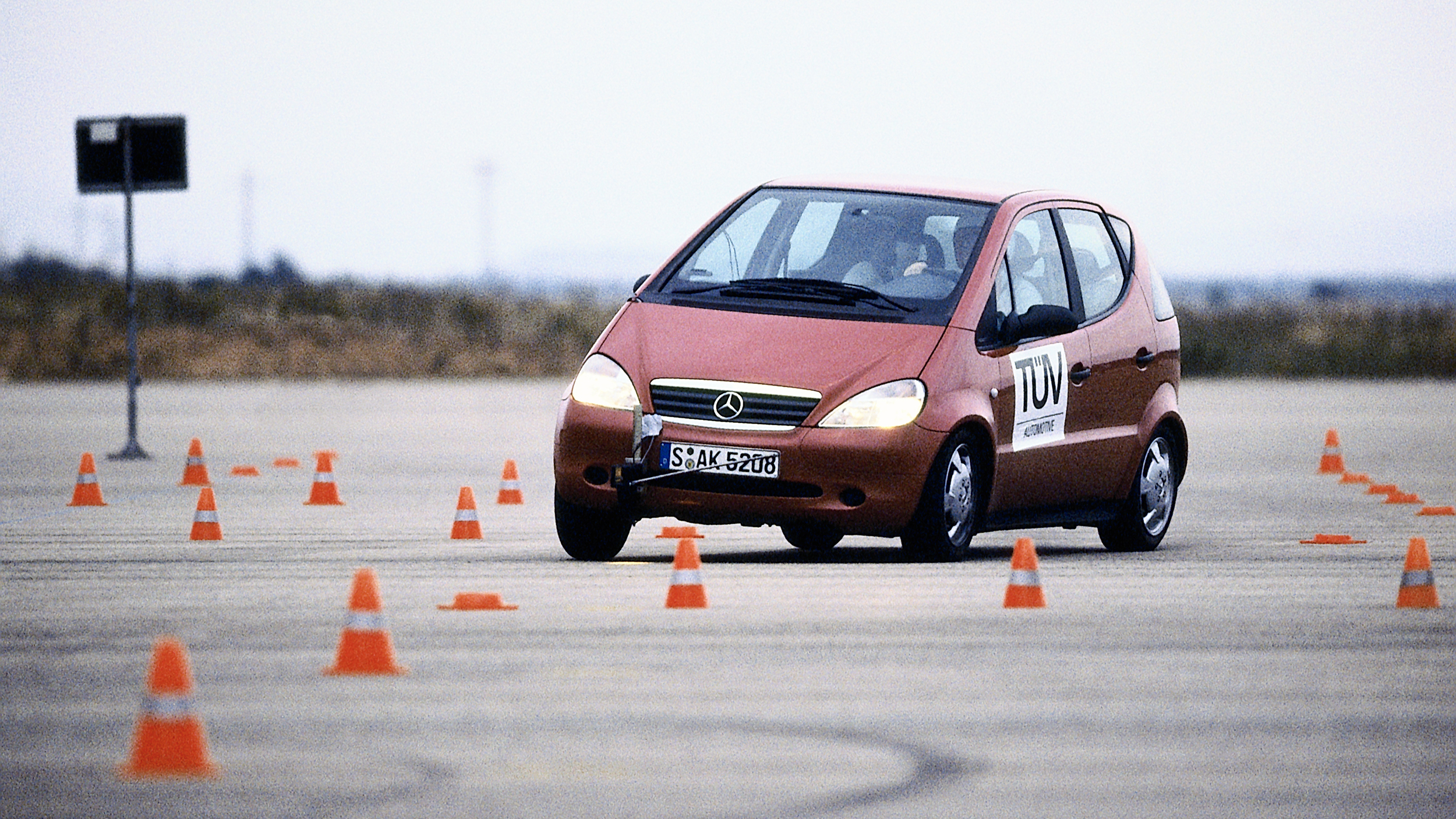Ein Auto fährt einen Slalom.