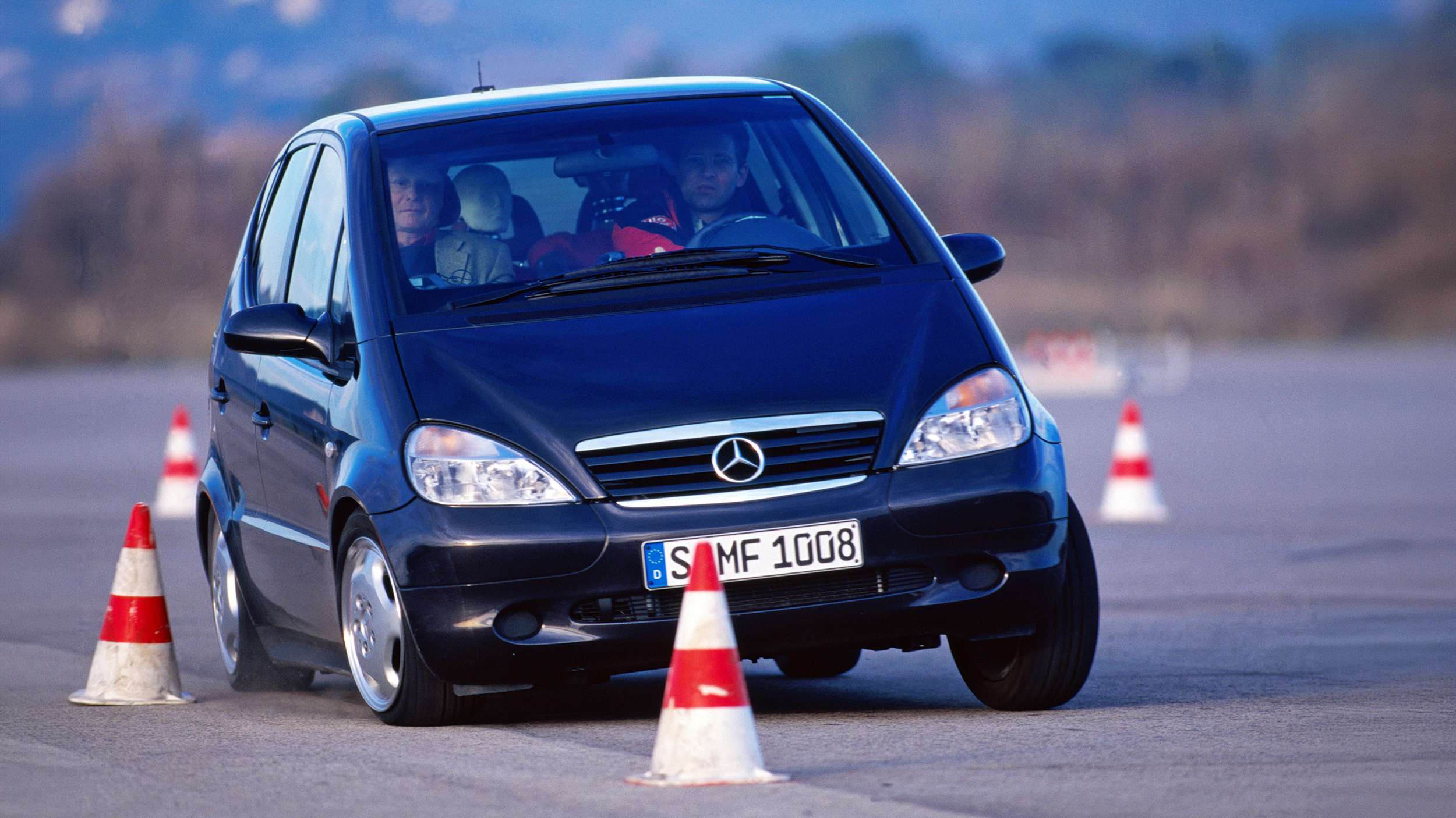 Ein Auto fährt Slalom.