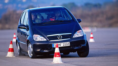Ein Auto fährt Slalom.