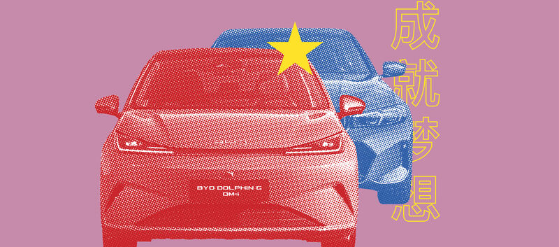 Ein illustriertes, rotes Auto aus China fährt vor einem blauen Auto aus Europa. Der Hintergrund ist rosa.