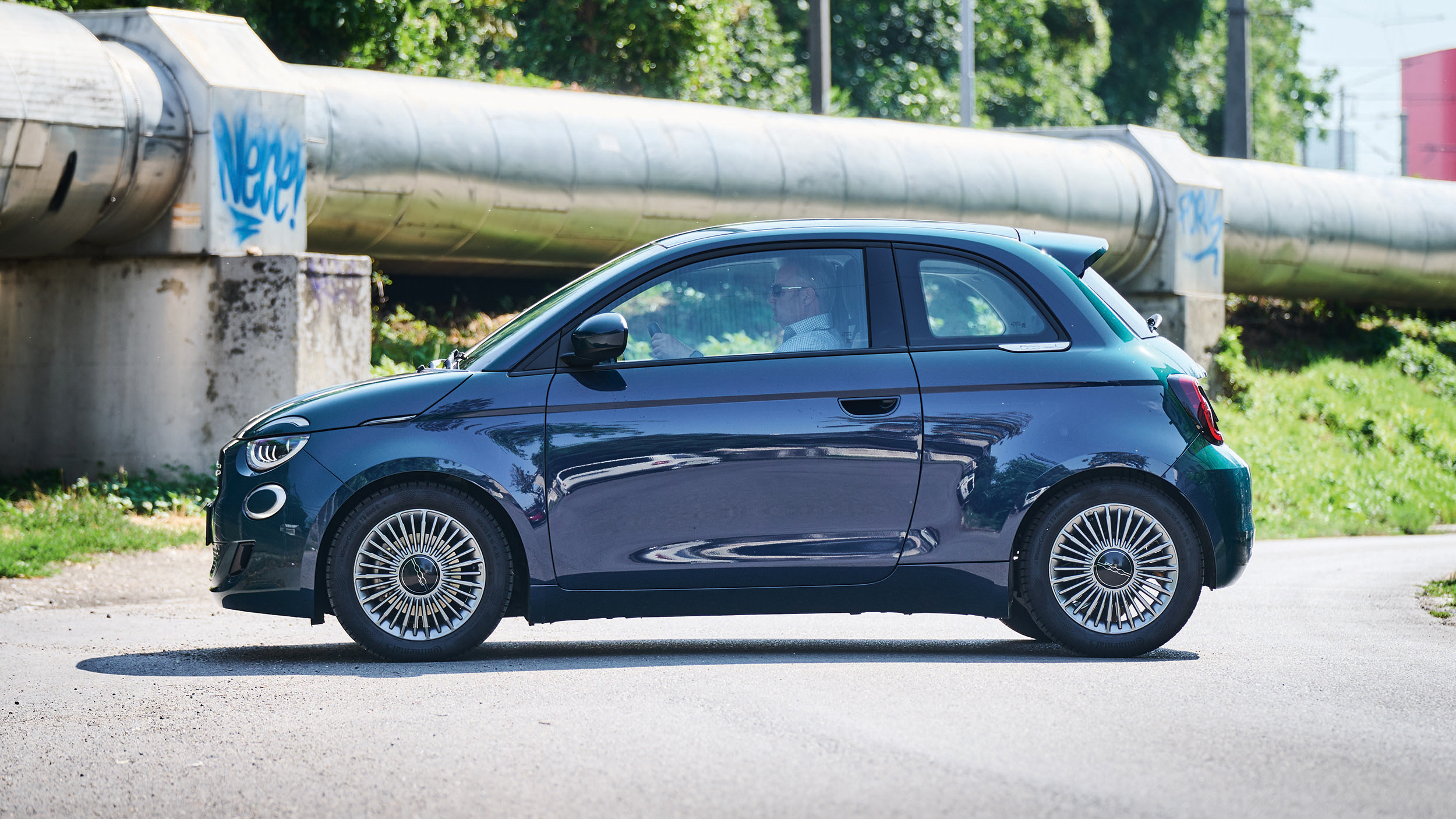 Fiat 500 Sondermodell Torino in dunkelgrün von der sEite.