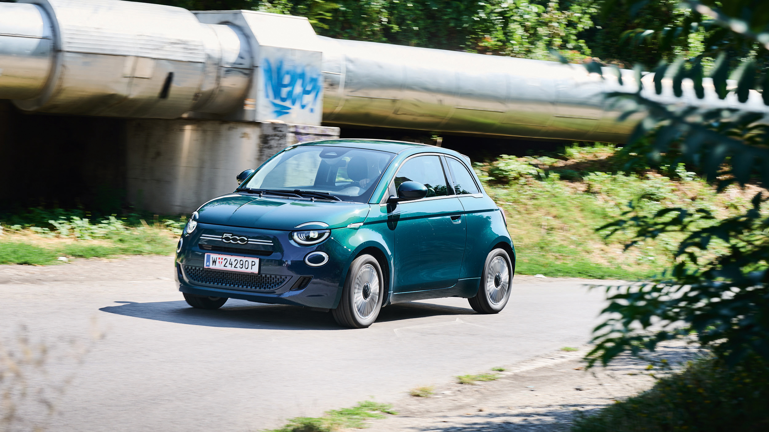 Fiat 500 Sondermodell Torino fährt vorbei.