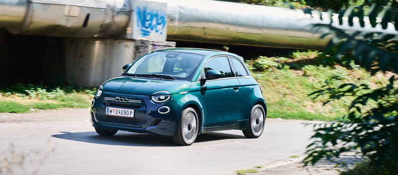 Fiat 500 Sondermodell Torino fährt vorbei.