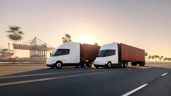 Zwei Tesla-Lkw fahren nebeneinander her.